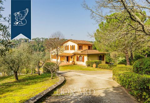A quelques kilomètres de Florence, cette splendide villa à vendre est située dans le cadre renommé du Chianti florentin. Entourée d’un grand terrain qui s’étend sur 15350m² tout autour de la maison, elle possède un beau parc parfaitement entretenu av...