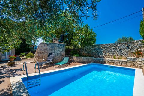 Notre maison de vacances est située à Krnica, un petit village sur la côte orientale de l'Istrie, à 22 km de Pula. Il est situé sur l'élévation au-dessus de la mer et entouré de belles forêts, pâturages et vignobles. Krnica est le seul village d'Istr...