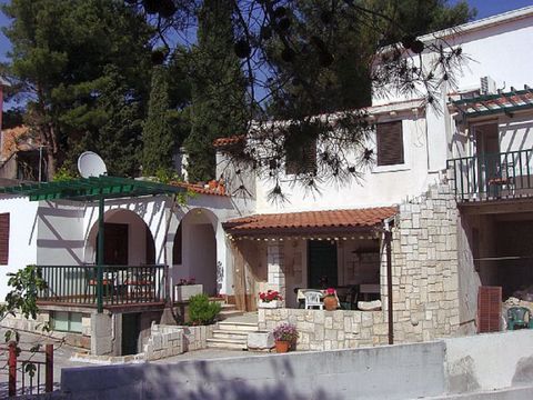 Het huis waar de appartementen zich bevinden heeft een aangename, rustige en mooie ligging in de stad Radalj, op Radalj schiereiland, halverwege tussen Split en Dubrovnik. Het huis ligt aan de hoofdweg, aan het eind van een doodlopende weg. Het pand ...