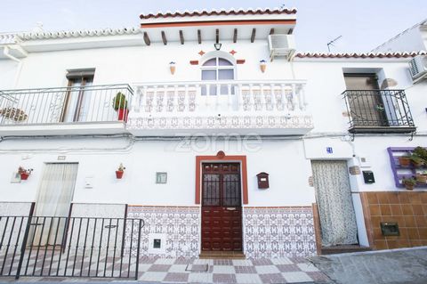 Identificação do imóvel: ZMES506529 Beautiful house in Álora, with a privileged location in the heart of the town, in a very quiet area, next to the famous Arab castle, close to schools, shops, all kinds of services, parking, etc. The house has two b...