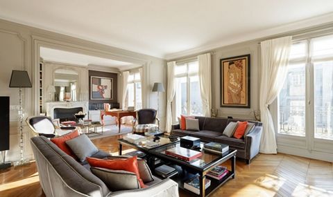 Elysée Matignon- 5-room apartment of 152 m² (1636 sq ft) on a high floor At a few steps from Champs Elysées garden and rue du faubourg st Honoré, located on the fifth floor of a beautiful freestone and completely renovated building, beautiful sunny a...