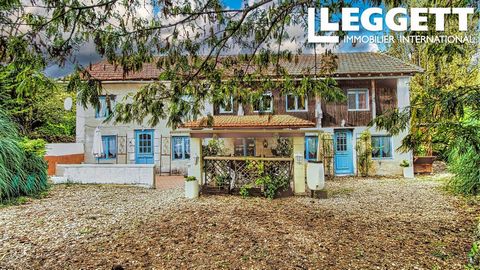 A17171 - Charming family house on more than 1000m2 of garden in a green and bucolic environment in the area of Montagrier, in the Dronne valley. The house consists on the ground floor of an entrance hall opening onto the main room (living room, kitch...