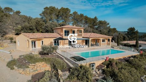 In a very quiet area and in an exceptional environment, this villa of about 300m2 offers a magnificent view of the Maures massif. 3800m2 of parkland with olive trees, this property built in 2014 offers on the ground floor an open plan kitchen opening...