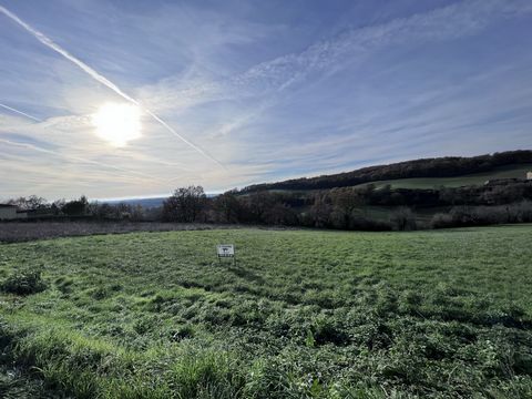 In Figeac, in a sought-after suburban area (Les Cretes), land of 2000 m² with a very nice open view. The exposure is South/South-West. The networks are present at the property limit and of course the Urban Planning Certificate is positive. No easemen...