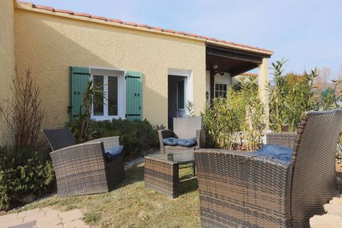 Consisting of two 2-bedroom villas for 4 people each, this holiday home in Gargas offers nothing less than a magical holiday. With its sparkling private pool, it is ideal for a family or a group of friends. Just 5 km from Apt, the capital of candied ...