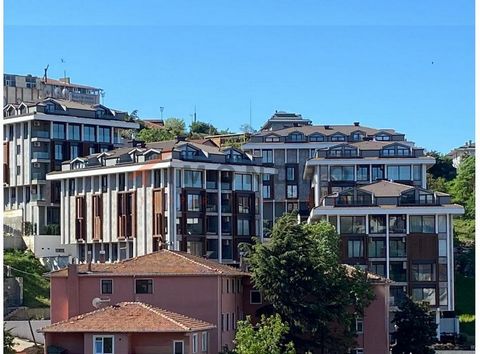 Het appartement te koop is gelegen in Uskudar. Uskudar is een wijk aan de Aziatische kant van Istanboel. Het grenst aan de volgende gemeenten: Beykoz, Umraniye, Kadikoy, Ataşehir. Het gebied staat bekend om zijn historische en culturele betekenis, ev...