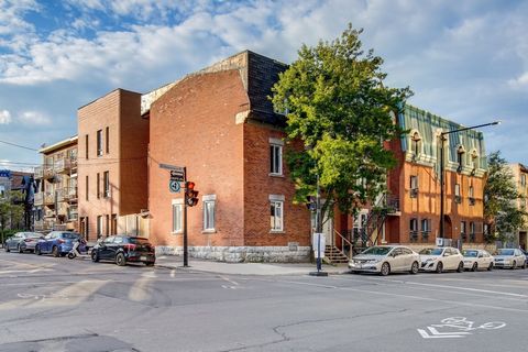 Rare duplex comprising a two-level unit with five bedrooms. On the first floor, a recently renovated two-bedroom apartment enjoys exceptional light thanks to windows on three sides. This unit has access to a treed courtyard and will be available from...