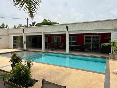 Located in a small residential cul-de-sac, within walking distance of the shops and the beach, this spacious single-storey villa will offer you comfort and tranquility. The villa is rented furnished, includes a living/dining room, an equipped kitchen...
