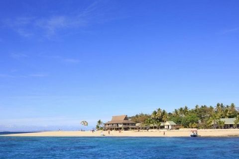 Uma rara oportunidade de possuir uma ilha privada localizada nas Ilhas Fiji. No Beachcomber Island temos quatro cinco estilos de acomodação: Private Lodges, Oceanfront Bures, Oceanfront Rooms, Beachfront Bures e Dormitories. Todos têm camas confortáv...