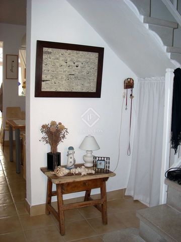 Fantastic house of 125 m² located in the old town of Ciutadella de Menorca, next to the Plaça des Born where the Town Hall is located, as well as the Cathedral and all kinds of services within reach. The house is distributed over 3 floors plus a 10 m...