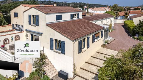 Come and visit this house close to the beach of Conches and the Foret, in the town of Longeville-sur-mer, seaside resort between Les Sables d'Olonne and La Rochelle. You will discover a main house of 130 m2 and two dwellings on a plot of 2589 m2. Hou...
