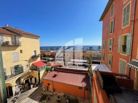 Located in the heart of Cours Saleya, apartment on a high floor with a magnificent sea view. Crossing apartment of type 3/4 rooms of about 82m² completely to renovate. Rare on the market, to visit quickly. The common areas of the building have recent...