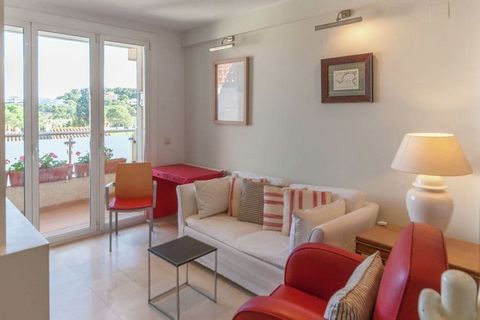 Maison pour 4 personnes dans très bien état à seulement 300 mètres de la plage de Sant Marti d'Empuries. La maison a deux chambres doubles spacieuses et est parfait pour une famille avec des enfants. Au total, il ya 3 étages avec des niveaux semi cha...