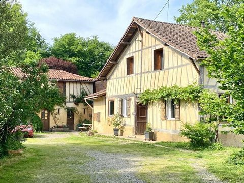 Marc Bouillant, Global Real Estate agent offers you this beautiful property located 15 minutes from Mont de Marsan, in a pretty little village, composed of a beautiful 18th century farmhouse of about 190 m2 hab, renovated with taste and authenticity,...