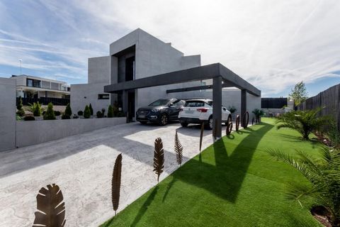 REMAX Legend presenterar detta lyxiga hem på 428 m² beläget i urbaniseringen Los Satélites i Majadahonda, en lugn och bostadsort. Denna exklusiva fristående villa är uppdelad i två våningar och utmärker sig för sin arkitektoniska, eleganta och modern...