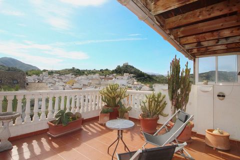 Spectacular and spacious apartment in the heart of Monda, 224 m2 built, 4 bedrooms, 3 bathrooms and a large terrace with incredible views. This apartment is located a few meters walk from the City Hall building, in a beautiful square with a very plea...