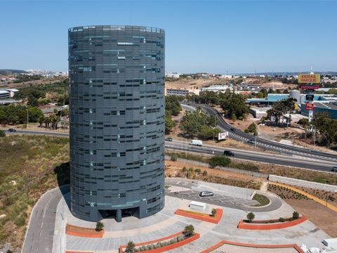 O The Tower consiste num edifício de escritórios localizado junto ao centro comercial Oeiras Parque e próximos dos principais acessos à A5. O edifício disponibiliza um total de 5.508 m² acima do solo destinado a escritórios, dividido por 12 pisos. O ...
