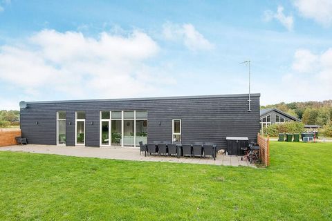 Maison de vacances située dans un cadre pittoresque près de Fjellerup Strand, où vous pouvez voir les cerfs courir depuis les terrasses et les terrains de la maison. La maison est équipée d'un espace bien-être, où il est possible de se promener dans ...