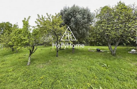 HollyHome a la plaisir de vous proposer en exclusivité ce terrain viabilisé de 1 000 m2 libre de tout constructeur situé à Sallebœuf au fond d'une impasse, au sein d'un environnement calme et proche de toutes les commodités (commerces, transports et ...