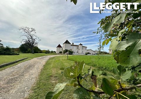 A24652SAT32 - Située dans le magnifique département du Gers (32), entourée de 23 ha de bois, de pâturages et d'un grand lac, vous trouverez cette charmante maison de maître du 19ème siècle. Privé mais à seulement 2,5 km d'un village avec toutes les c...