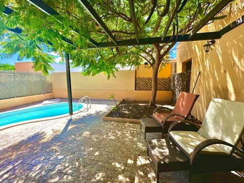 This chalet is located in the quiet urbanization of La Capellania (Tamaragua) just 5 km from Corralejo in the north of Fuerteventura. In the small town of Tamaragua there is a supermarket, a restaurant and a pizzeria. The house has 3 bedrooms and 2 b...