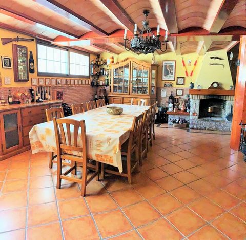 An eye-catching property here, just a couple of minutes walk from the centre of Benaguasil, which is just past L’Eliana, about 30 minutes from Valencia City.. . As you look through the photos you’ll see what I mean. A few different styles going on. R...