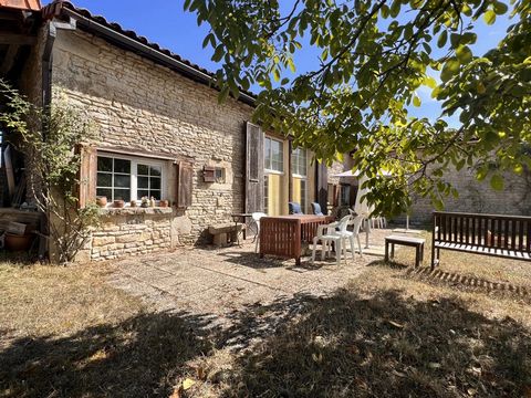 EXCLUSIVE TO BEAUXVILLAGES! This stunning semi-detached stone property boasts the option of three separate accommodations (subject to necessary permissions). Located in the village of Taizé-Aizie, the property is conveniently situated within walking ...