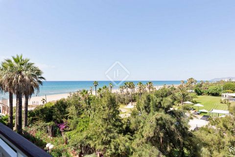 The property is distributed as follows. Entering to the right, we find the kitchen, fully equipped and with views to the other side of the beach. Next, connected to the kitchen, we find the laundry area. From the entrance, to the left, we find a spac...