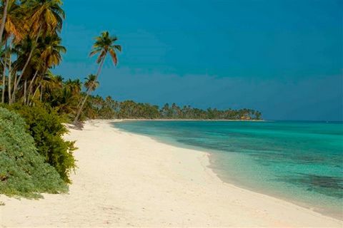 Cette superbe propriété d’environ 2 acres ; dispose de 200 pieds de plage de sable blanc immaculé, ce qui en fait un paradis côtier idyllique. Situé sur l’île d’Andros Sud, il offre une opportunité incroyable pour ceux qui recherchent une oasis au bo...