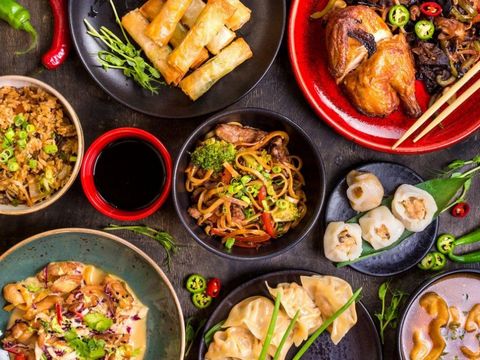CHINESE RESTAURANT/TAKEAWAY -- CAULFIELD -- #6536536 Chinese restaurant/out-of-business * Located in CAULFIELD * Weekly income of $6,000 * Low weekly rent $807 * 50+ seats, large storefront, with storage room * Open for 6 days only, with a full set o...