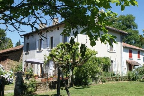 EXCLUSIVE TO BEAUX VILLAGES! Charming renovated stone house with beamed ceilings, central heating and double glazing, barns and a lovely sunny garden situated in a small hamlet near to Oradour-sur-Vayres in the Haute Vienne. With shops, restaurants a...