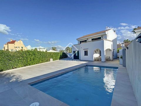 Lucas Fox presents this 140 m² villa built on a 415 m² plot in the Cala Blanca development in the municipality of Ciutadella de Menorca. The property is distributed over two floors. The ground floor welcomes us with a small entrance hall. Next, there...