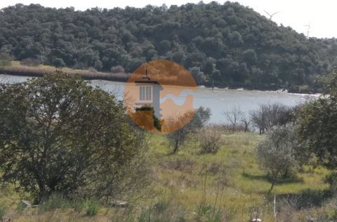 Rustikales Grundstück mit 5.520 m2 - In der Nähe von Foz de Odeleite - Castro Marim - Algarve. Rustikales Grundstück mit 5.520 m², Stromanschluss und spektakulärem Blick auf den Fluss Guadiana. Flaches Teil für Wohnwagen oder abnehmbares Haus. Dieses...