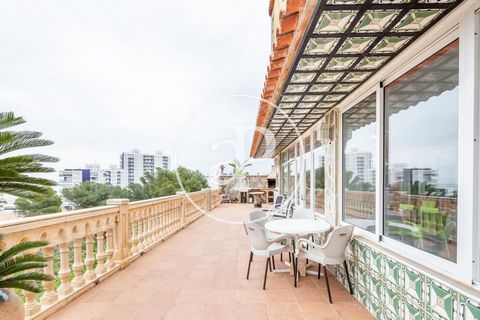 289 sqm furnished house with Terrace in Cullera.The property has 5 bedrooms, 4 bathrooms, swimming pool, fireplace, parking space, air conditioning, fitted wardrobes, balcony, garden, heating and storage room. Ref. VV2102100 Features: - Terrace - Air...