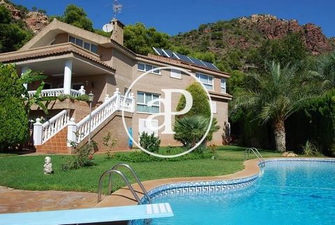 Very large property in a private and secure urbanization with 24 hour security. An impressive view welcomes you when you access the main hall through the hall of this beautiful Mediterranean villa. Large kitchen with access to a terrace with spectacu...