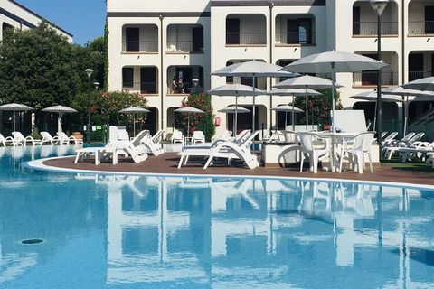 Dit appartement in Lido di Spina heeft 2 slaapkamers en is geschikt voor maximaal 5 personen. Deze accommodatie is onderdeel van een resort dat is gelegen langs de Adriatische kust. Hier is een groot zwembad te vinden met een bubbelbad en een speelru...