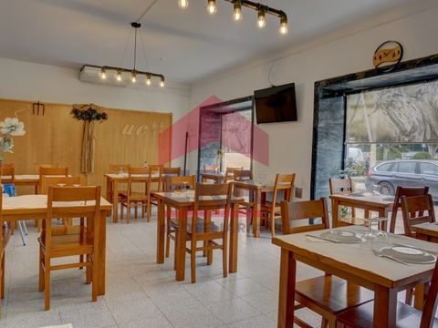 Restaurant/Barbecue, ex-libris of Vila do Bombarral. With recent works, consisting of five dining rooms with natural light and respective sanitary facilities, kitchen and cold rooms. Several storage areas. Around 200 seats. Rustic and traditional dec...