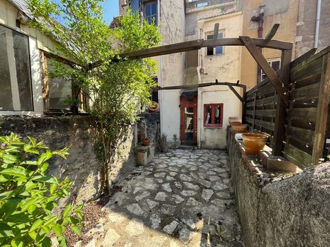 Ideally located in the heart of Avallon, we offer you a small building partly renovated (part commercial) on a large cellar, with a small inner courtyard and small outbuildings at the back of the courtyard, composed: on the ground floor: dining room ...