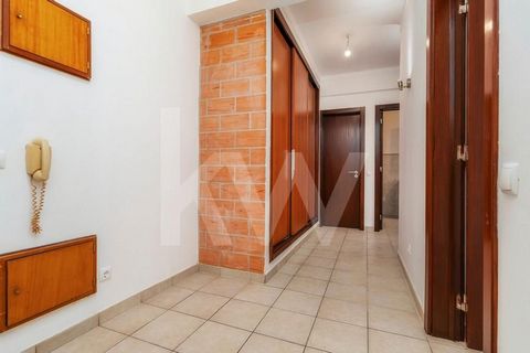 Are you looking for a well-located 1 bedroom apartment in Faro? We have what you are looking for: 1 bedroom apartment  renovated in 2023, located in Penha , a quiet residential area in the city of  Faro , and consists of a large entrance hall that gi...