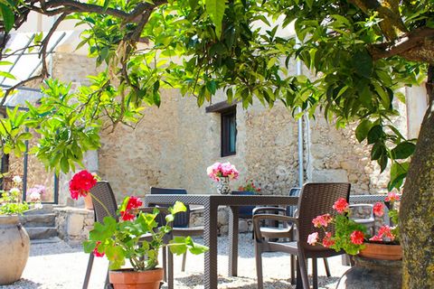 Charming rural house dating back to the 16th century for sale in Cáceres The property is currently being used as a B&B, obtaining a good yearly income. Located in the historic centre of one of the most charming towns in La Vera - a natural paradise i...
