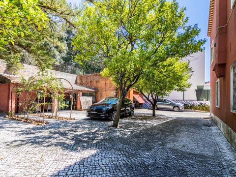 9 bedroom villa with great potential on Avenida Almirante Gago Coutinho in Alvalade, Lisbon. Excellent areas, with 427 m2 of gross private area, set in a plot of 975 m2. It has a T9 typology and has a magnificent outdoor space on floor 0, with a stor...