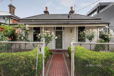 Expressions of Interest ID required upon entry. An opportunity like no other, this landmark pairing of home and holding presents the ability to either renovate or extend the existing residence or alternatively develop the rear of the site as per the ...