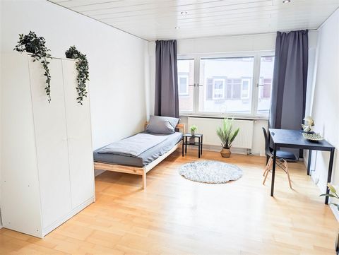 Spacious 3-room apartment in the middle of Esslingen city center with 3 bedrooms, kitchen with fitted kitchen & electrical appliances and daylight bathroom. Ideally situated in Esslingen, 11 km from Porsche-Arena and 12 km from Cannstatter Wasen, Apa...