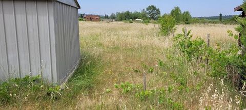 Verkoop recreatiegrond van 300 m2 in een rustige omgeving in de stad Saint Hilaire d'Ozilhan in de buurt van de snelweg en winkels van Remoulins voor de prijs van 12990 euro betaald door de verkoper. Het is mogelijk om een klein chalet van 20 m2 op d...