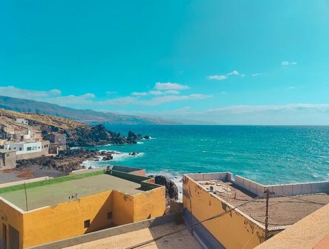 HOUSE IN CANDELARIA FOR SALE. We present a beautiful house located on the coast of Candelaria, on Playa de la Viuda, just a few minutes from the Basilica of Our Lady of Candelaria. This gem is located just eighty meters from the sea and offers an are...