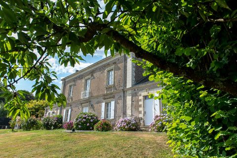 Exclusivity. Nantes South. Mansion without joint ownership in a quiet area, on a plot of 4,000 m2 with open views, living room, living room and kitchen in a row, 5 bedrooms, one on the ground floor, 2, offices, 1 lingerie, outbuildings of 100 m2. Ref...