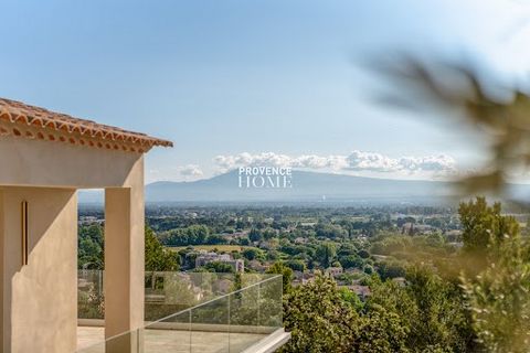 Provence Home, l'agence immobilière du Luberon, vous propose à la vente, une magnifique propriété contemporaine située sur les hauteurs de Vedène. Cette maison de plus de 200 m² offre une vue panoramique sur le Mont Ventoux et l'agglomération d'Avign...