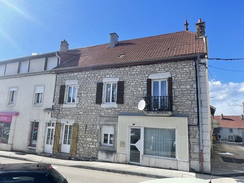 À Vercel-Villedieu-Le-Camp, nous vous proposons de vous accompagner pour l'achat de cet immeuble de rapport comprenant trois appartements et un petit local commercial au centre du village. Pour tout renseignement contactez-moi au ...