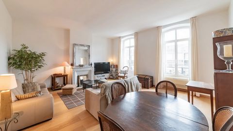 Avenue Notre Dame, à deux pas de Jean Médecin Très bel appartement de 5 pièces, situé au 4ème étage d'un immeuble bel époque avec ascenseur. L'appartement comprend un séjour spacieux et lumineux, idéal pour recevoir, trois chambres confortables, un b...