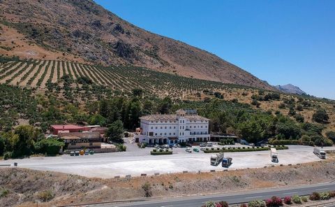 Prachtig 4-sterrenhotel in het hart van Andalusië Welkom in dit prachtige 4-sterrenhotel, gelegen langs de pittoreske snelweg A-45. Dit goed onderhouden en charmante hotel biedt een unieke kans voor investeerders die op zoek zijn naar een succesvolle...